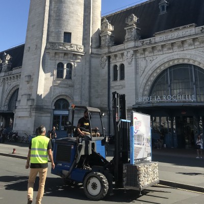 installation de l exposition devant la gare de la rochelle rc2c