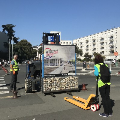 manoeuvre pour l installation de l exopisiton devant la gare de la rochelle rc2c